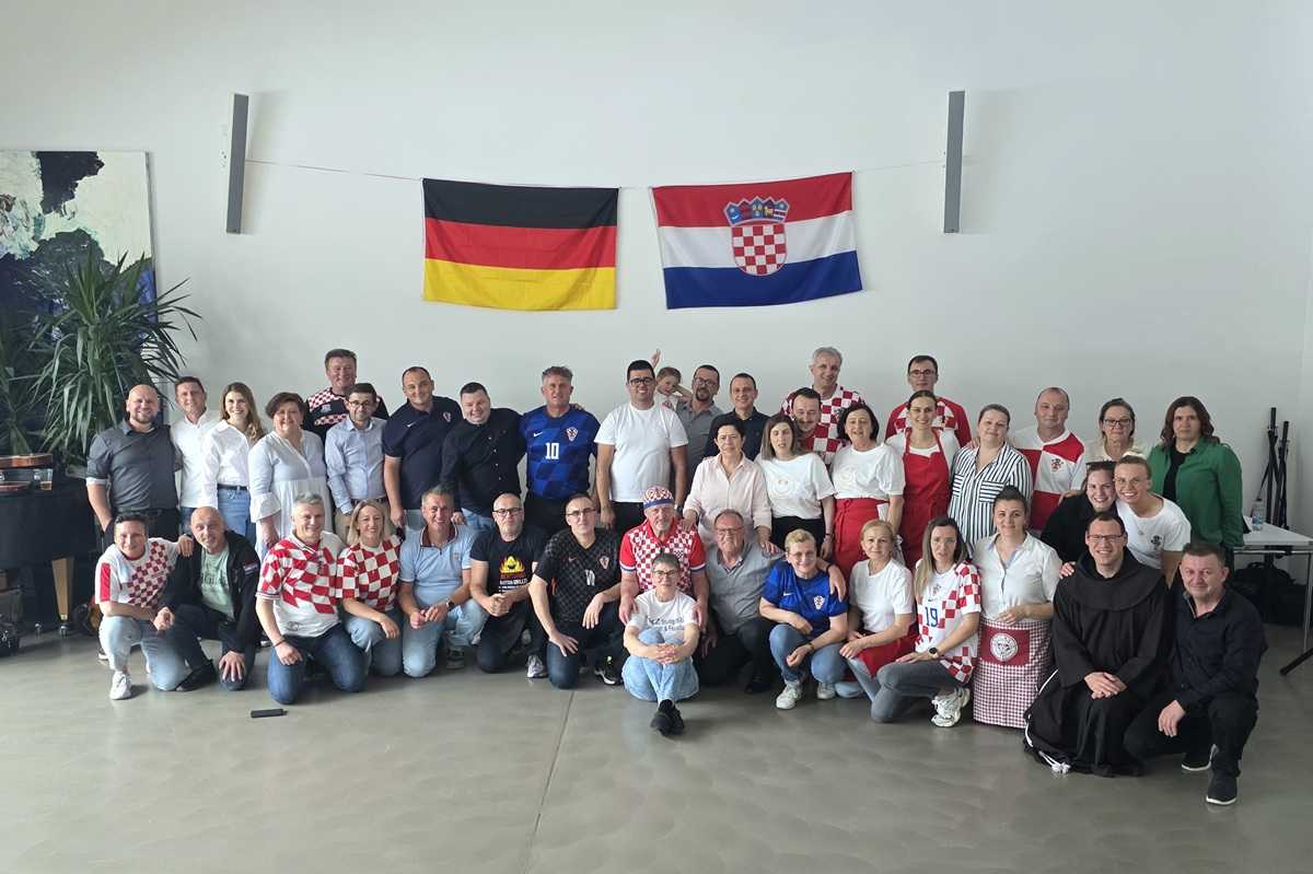 SVJEDOČANSTVO VJERE HRVATSKIH KATOLIKA: Vjernici hrvatskih zajednica u Njemačkoj proslavili blagdan Tijelova Tijelovo u Feuerbachu / Foto: Fenix (Željko Cindrić)