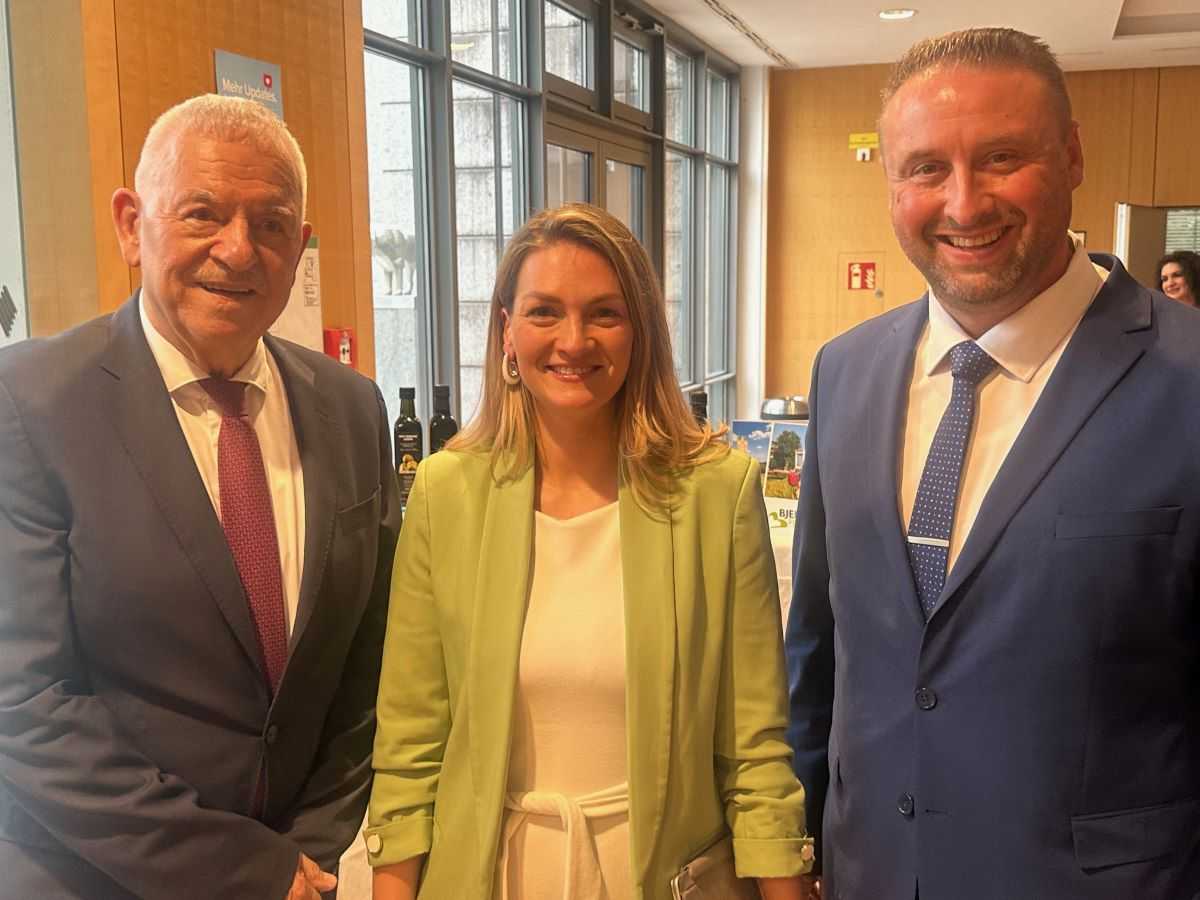 U MÜNCHENU PROSLAVLJEN DAN DRŽAVNOSTI RH: Među 250 uzvanika i gostiju i bavarska ministrica Judith Gerlach Generalni konzul Vladimir Duvnjak i ministrica Judith Gerlach / Foto: Fenix (SIM)