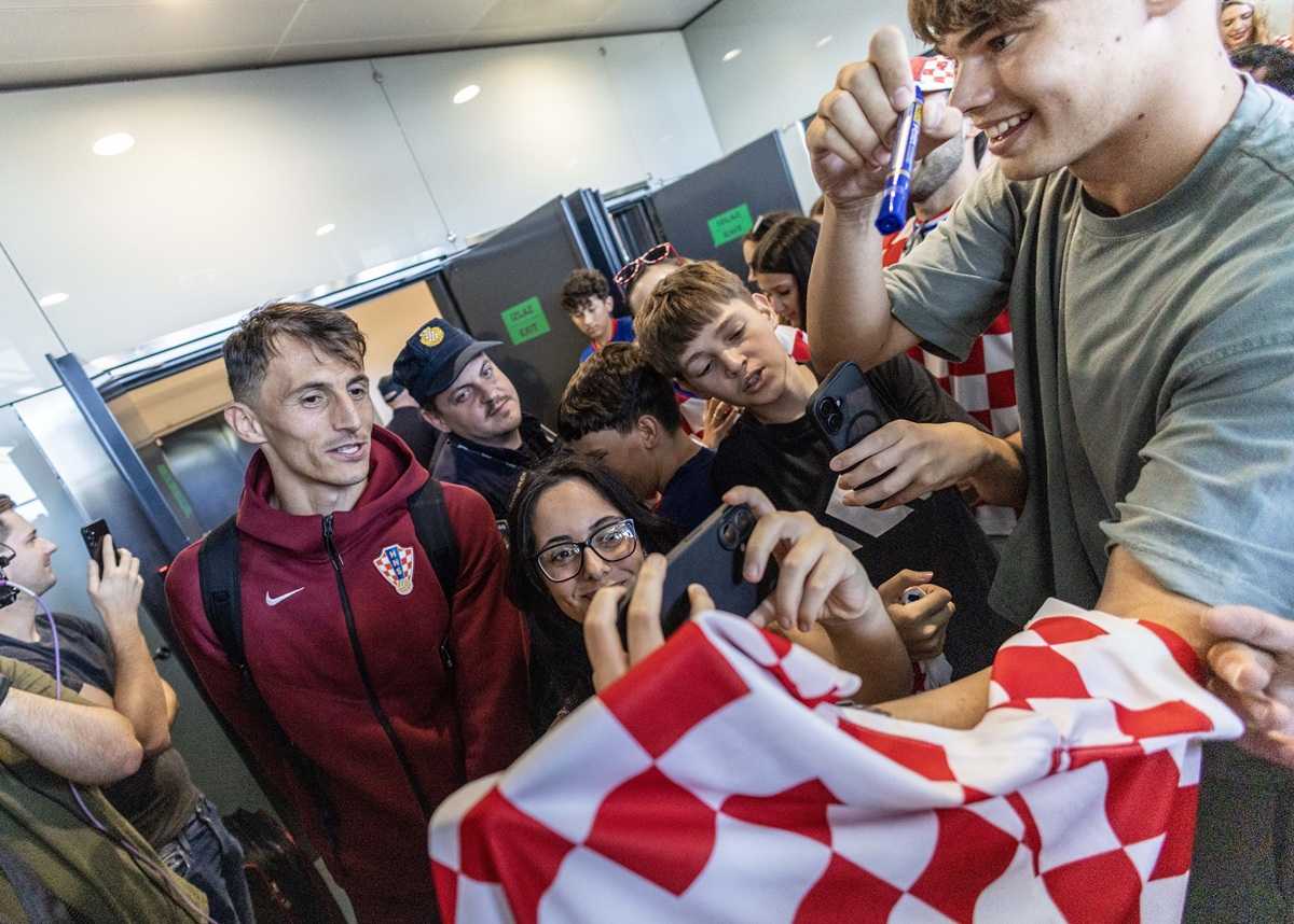 VATRENI STIGLI U ZAGREB: Stotine navijača dočekalo reprezentaciju nakon ispadanja sa SP-a Ante Budimir / Foto: Hina