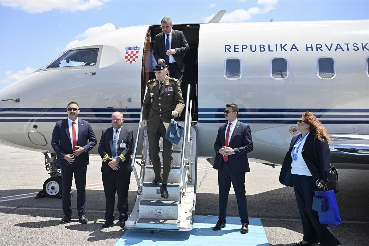MILANOVIĆ STIGAO U ANKARU: Na NATO summitu šefova država i vlada razgovarat će se o ulaganjima u obranu i vojnoj podršci Ukrajini MILANOVIĆ STIGAO U ANKARU: Na NATO summitu šefova država i vlada razgovarat će se o ulaganjima u obranu i vojnoj podršci Ukrajini