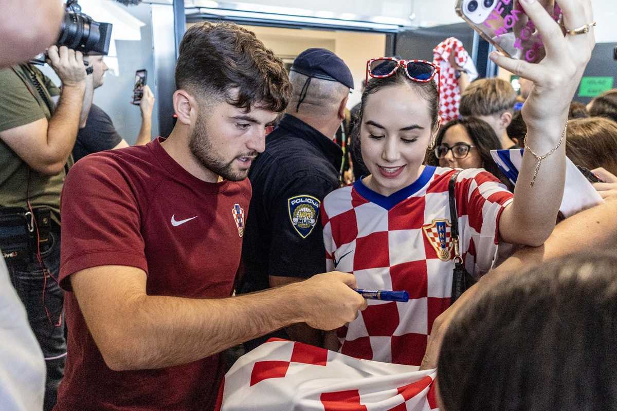 VATRENI STIGLI U ZAGREB: Stotine navijača dočekalo reprezentaciju nakon ispadanja sa SP-a Martin Baturina / Foto: Hina