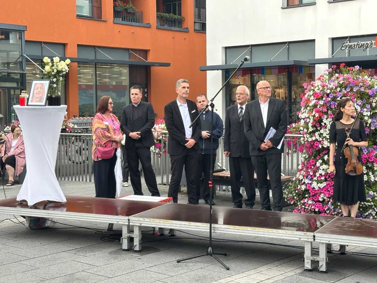 (FOTO) KOMEMORACIJA ZA UBIJENU HRVATICU U NJEMAČKOJ: Grad Kelkheim u zajedničkoj molitvi za žrtvu brutalnog obiteljskog nasilja