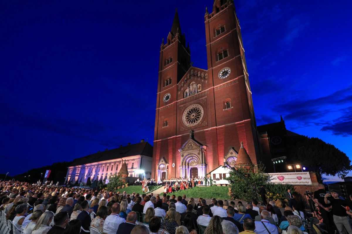 ĐAKOVO: Svečano otvoreni jubilarni, 60. Đakovački vezovi