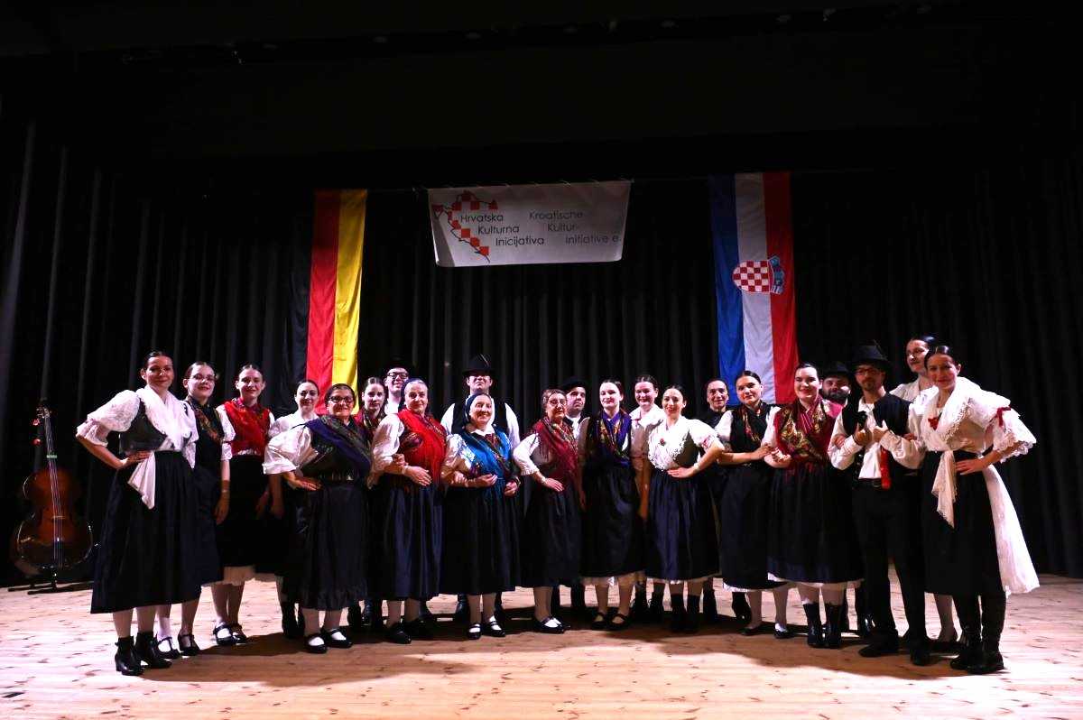 "MOJA DOMOVINA" IZAZVALA SUZE PONOSA: Oko 130 hrvatskih folkloraša u Erkrathu pokraj Düsseldorfa oduševilo publiku "MOJA DOMOVINA" IZAZVALA SUZE PONOSA: Oko 130 hrvatskih folkloraša u Erkrathu pokraj Düsseldorfa oduševilo publiku