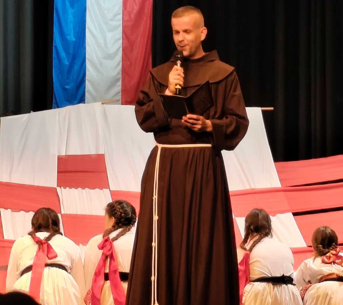 "MOJA DOMOVINA" IZAZVALA SUZE PONOSA: Oko 130 hrvatskih folkloraša u Erkrathu pokraj Düsseldorfa oduševilo publiku "MOJA DOMOVINA" IZAZVALA SUZE PONOSA: Oko 130 hrvatskih folkloraša u Erkrathu pokraj Düsseldorfa oduševilo publiku