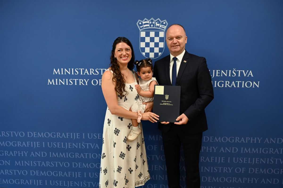 VIŠE OD POLA MILIJUNA EURA ZA POVRATAK HRVATSKIH ISELJENIKA: Dodijeljene prve potpore za prijevod inozemnih diploma i ugovori lokalnim zajednicama VIŠE OD POLA MILIJUNA EURA ZA POVRATAK HRVATSKIH ISELJENIKA: Dodijeljene prve potpore za prijevod inozemnih diploma i ugovori lokalnim zajednicama