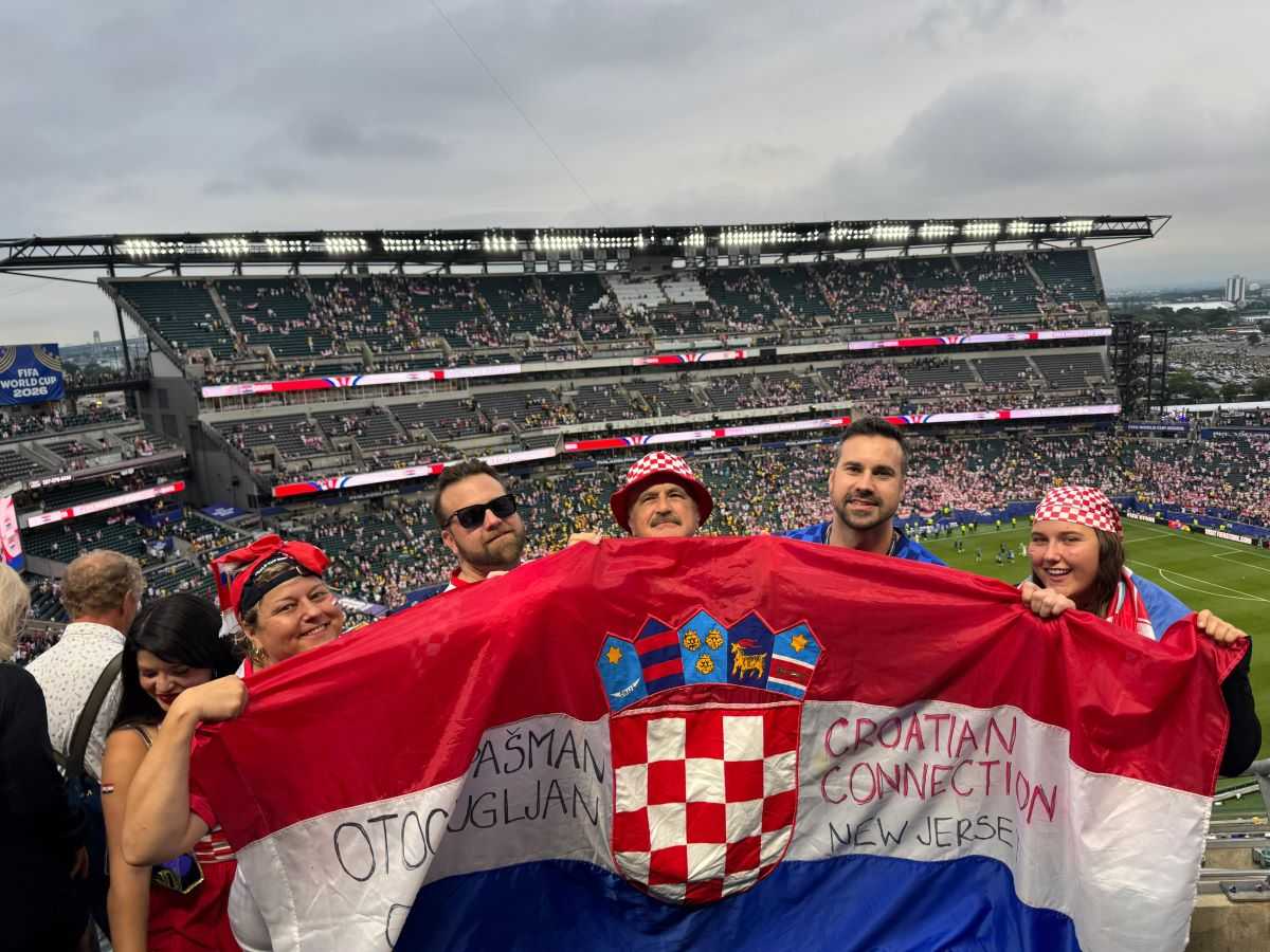 SKUPE ULAZNICE, HOTELI, LETOVI I DRAMA: Majka i kći ne propuštaju nijednu utakmicu Vatrenih na SP-u SKUPE ULAZNICE, HOTELI, LETOVI I DRAMA: Majka i kći ne propuštaju nijednu utakmicu Vatrenih na SP-u