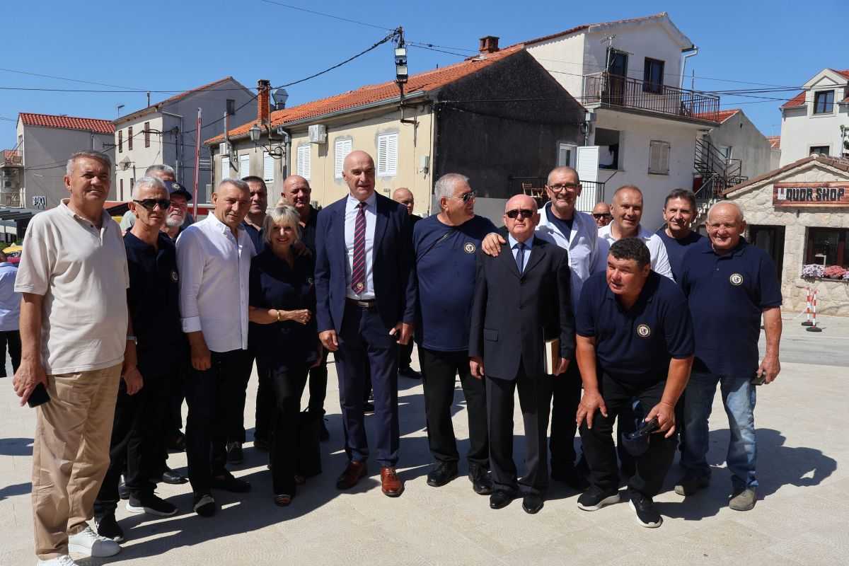 "SPI MIRNO, MIRO": Suze supruge bojnika Mire Barešića u Pakoštanima, Gotovina poručio: "Mladi će nastaviti graditi Hrvatsku" "SPI MIRNO, MIRO": Suze supruge bojnika Mire Barešića u Pakoštanima, Gotovina poručio: "Mladi će nastaviti graditi Hrvatsku"