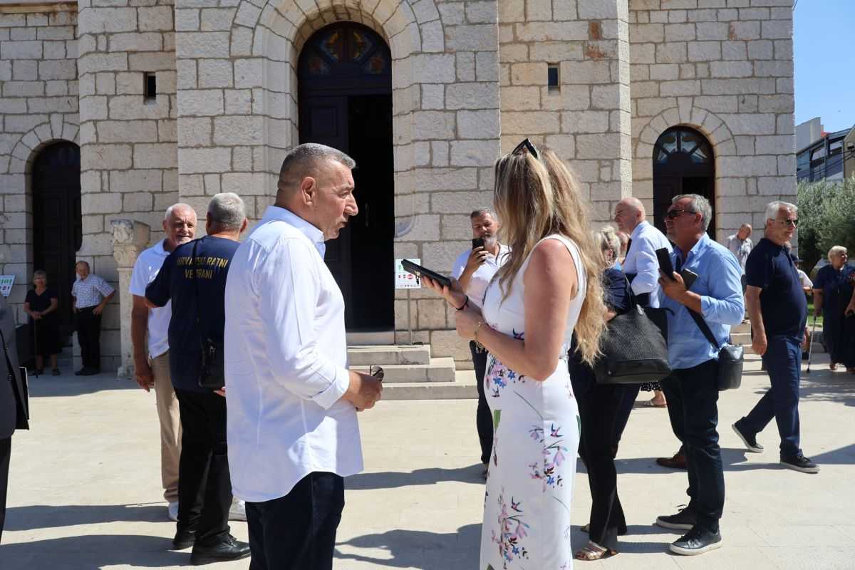 "SPI MIRNO, MIRO": Suze supruge bojnika Mire Barešića u Pakoštanima, Gotovina poručio: "Mladi će nastaviti graditi Hrvatsku" "SPI MIRNO, MIRO": Suze supruge bojnika Mire Barešića u Pakoštanima, Gotovina poručio: "Mladi će nastaviti graditi Hrvatsku"