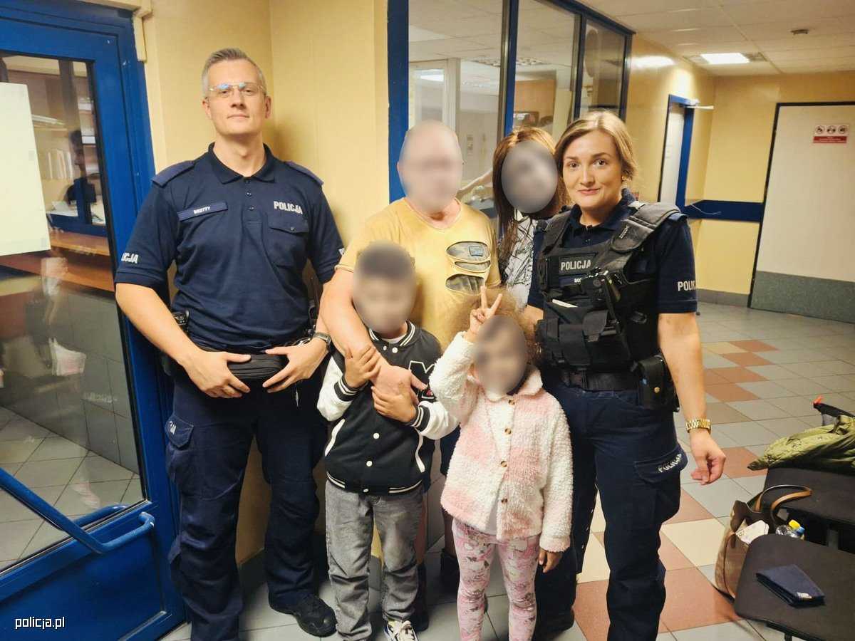 VIDEO: Roditelji se ukrcali u vlak i otišli, djevojčica iz Njemačke (5) ostala na peronu Spašena djevojčica s policajcima / Foto: Policja.pl