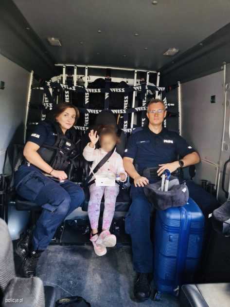 VIDEO: Roditelji se ukrcali u vlak i otišli, djevojčica iz Njemačke (5) ostala na peronu Spašena djevojčica s policajcima / Foto: Policja.pl
