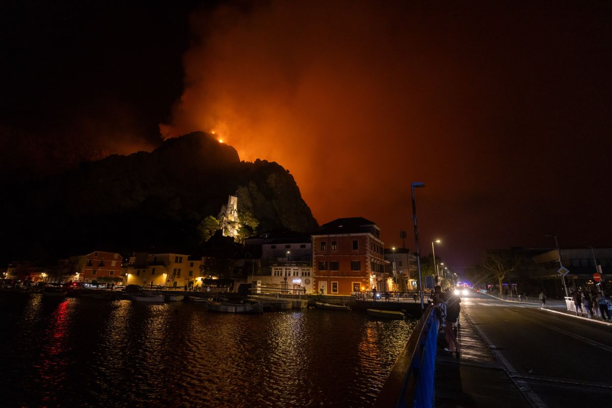 STRAVIČAN POŽAR KOD OMIŠA: Vatra se nezaustavljivo širi, izgorjele kuće, evakuirano više od tisuću stanovnika, na požarištu 4 kanadera STRAVIČAN POŽAR KOD OMIŠA: Vatra se nezaustavljivo širi, izgorjele kuće, evakuirano više od tisuću stanovnika, na požarištu 4 kanadera