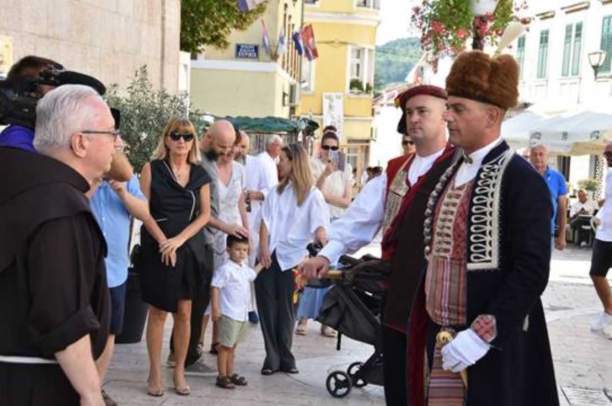 ČASNA "ZAPOVID": Fratri Gospe Sinjske uz alkare na 311. Alci ČASNA "ZAPOVID": Fratri Gospe Sinjske uz alkare na 311. Alci