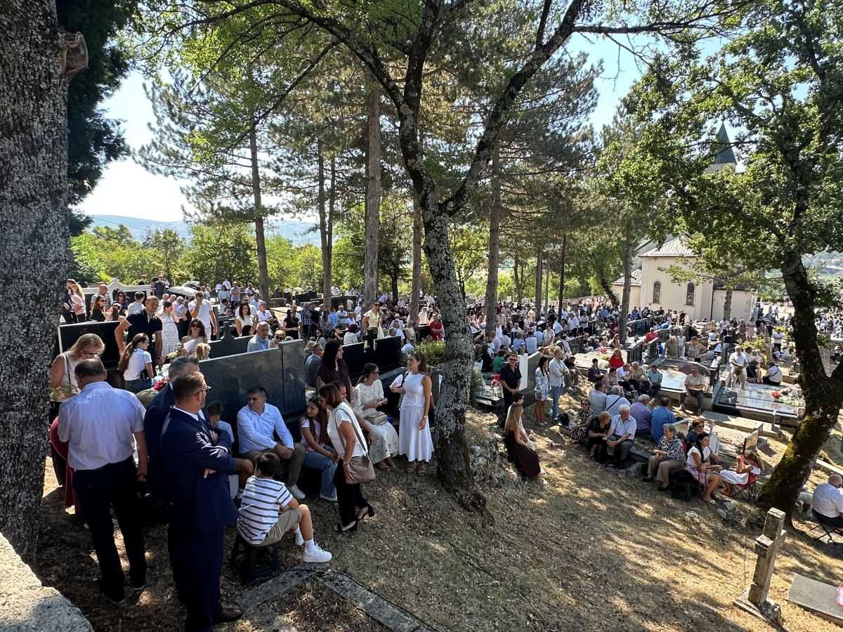 KAD BUŠKO BLATO ZAPJEVA KRALJICI HRVATA: Pogledajte kako su Prisojani i iseljenici proslavili svoj najveći blagdan KAD BUŠKO BLATO ZAPJEVA KRALJICI HRVATA: Pogledajte kako su Prisojani i iseljenici proslavili svoj najveći blagdan