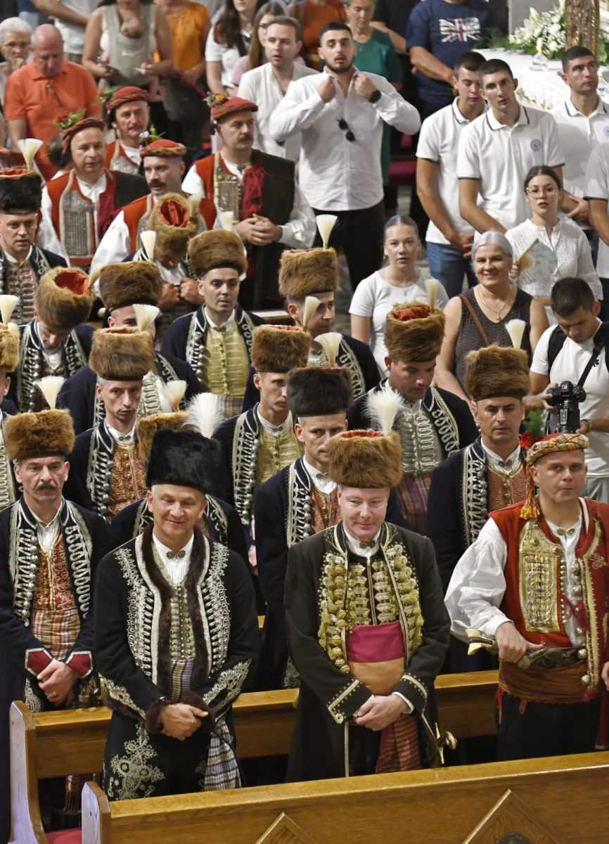 NEMA ISTINSKE ČASTI BEZ ISTINE: Uoči Sinjske alke alkari se okupili pred Čudotvornom Gospom NEMA ISTINSKE ČASTI BEZ ISTINE: Uoči Sinjske alke alkari se okupili pred Čudotvornom Gospom