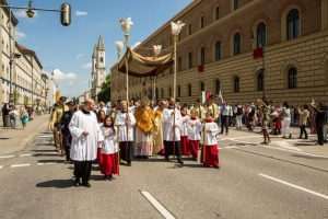 DANAS JE BLAGDAN TIJELOVA: Katolička crkva slavi ustanovljenje euharistije - tradicionalne procesije središtem gardova i u hrvatskom iseljeništvu
