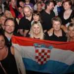 (FOTO) VIŠE OD TISUĆU LJUDI NA THOMPSONOVOM KONCERTU U WUPPERTALU: Prije koncerta grupa maskiranih ljudi bacila boju na klub