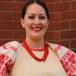 U Izboru za najljepšu djevojku u narodnoj nošnji su djevojke iz Švicarske, Njemačke, Austrije, BiH, Argentine, Bolivije... Alexandra Baker, SAD