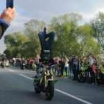 Matija Podhraški iz Stuttgarta vozio 4 km motocikl na glavi i oborio Guinnessov rekord Matija Podhraški iz Stuttgarta vozio 4 km motocikl na glavi i oborio Guinnessov rekord