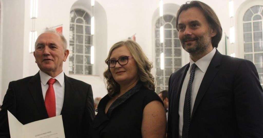 (FOTO) Stipe Puđa i Ljiljana Šiletić među dobitnicima nagrada grada Frankfurta Dobitnici nagrada grada Frankfurta Stipe Puđa i Ljiljana Šiletić sa gl. urednikom Večernjeg lista Draženom Klarićem / Foto: Fenix