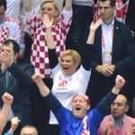 S hrvatskim iseljenicima u Spaladium Areni za Kauboje navijala predsjednica, premijer, izbornik Dalić, Perišić... S hrvatskim iseljenicima u Spaladium Areni za Kauboje navijala predsjednica, premijer, izbornik Dalić, Perišić...