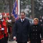 Nelagoda na Vučićevu licu zbog dočeka na Pantovčaku, na rukavu kaputa hrvatske predsjednice izvezena riječ ‘hrabrost‘ na glagoljici