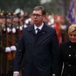 Nelagoda na Vučićevu licu zbog dočeka na Pantovčaku, na rukavu kaputa hrvatske predsjednice izvezena riječ ‘hrabrost‘ na glagoljici
