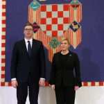 Nelagoda na Vučićevu licu zbog dočeka na Pantovčaku, na rukavu kaputa hrvatske predsjednice izvezena riječ ‘hrabrost‘ na glagoljici