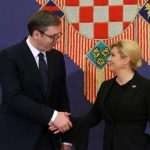 Nelagoda na Vučićevu licu zbog dočeka na Pantovčaku, na rukavu kaputa hrvatske predsjednice izvezena riječ ‘hrabrost‘ na glagoljici