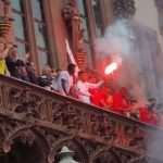 (VIDEO) Desetine tisuća fanova dočekalo Niku Kovača i njegove igrače u Frankfurtu (VIDEO) Desetine tisuća fanova dočekalo Niku Kovača i njegove igrače u Frankfurtu