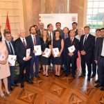 Nagrade Hessena za posebna dostignuća građana stranog podrijetla dobili Dubrovčanin dr. Ivo Martinović i Brođanka Suzana Flanz Nagrade Hessena za posebna dostignuća građana stranog podrijetla dobili Dubrovčanin dr. Ivo Martinović i Brođanka Suzana Flanz