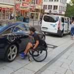 ZASLUŽIO Automobilom zauzeo parkirno mjesto za invalide u Stuttgartu - muškarac u invalidskim kolicima mu se "osvetio" ZASLUŽIO Automobilom zauzeo parkirno mjesto za invalide u Stuttgartu - muškarac u invalidskim kolicima mu se "osvetio"