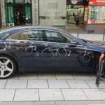 ZASLUŽIO Automobilom zauzeo parkirno mjesto za invalide u Stuttgartu - muškarac u invalidskim kolicima mu se "osvetio" ZASLUŽIO Automobilom zauzeo parkirno mjesto za invalide u Stuttgartu - muškarac u invalidskim kolicima mu se "osvetio"