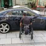 ZASLUŽIO Automobilom zauzeo parkirno mjesto za invalide u Stuttgartu - muškarac u invalidskim kolicima mu se "osvetio" ZASLUŽIO Automobilom zauzeo parkirno mjesto za invalide u Stuttgartu - muškarac u invalidskim kolicima mu se "osvetio"