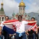 (FOTO) Hrvatski navijači u Moskvi razvili zastavu na kojoj piše "Hvala Rusijo!