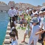(FOTO) Mimohod sjećanja u Dubrovniku: Odjeveni u bijelo i s ljiljanima u ruci hodali Stradunom i odali počast nevinim žrtvama (FOTO) Mimohod sjećanja u Dubrovniku: Odjeveni u bijelo i s ljiljanima u ruci hodali Stradunom i odali počast nevinim žrtvama