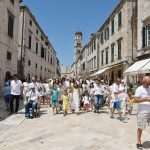 (FOTO) Mimohod sjećanja u Dubrovniku: Odjeveni u bijelo i s ljiljanima u ruci hodali Stradunom i odali počast nevinim žrtvama (FOTO) Mimohod sjećanja u Dubrovniku: Odjeveni u bijelo i s ljiljanima u ruci hodali Stradunom i odali počast nevinim žrtvama