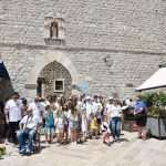 (FOTO) Mimohod sjećanja u Dubrovniku: Odjeveni u bijelo i s ljiljanima u ruci hodali Stradunom i odali počast nevinim žrtvama (FOTO) Mimohod sjećanja u Dubrovniku: Odjeveni u bijelo i s ljiljanima u ruci hodali Stradunom i odali počast nevinim žrtvama