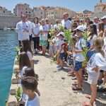 (FOTO) Mimohod sjećanja u Dubrovniku: Odjeveni u bijelo i s ljiljanima u ruci hodali Stradunom i odali počast nevinim žrtvama (FOTO) Mimohod sjećanja u Dubrovniku: Odjeveni u bijelo i s ljiljanima u ruci hodali Stradunom i odali počast nevinim žrtvama