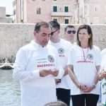 (FOTO) Mimohod sjećanja u Dubrovniku: Odjeveni u bijelo i s ljiljanima u ruci hodali Stradunom i odali počast nevinim žrtvama (FOTO) Mimohod sjećanja u Dubrovniku: Odjeveni u bijelo i s ljiljanima u ruci hodali Stradunom i odali počast nevinim žrtvama