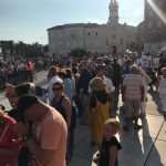 (VIDEO) Split ispraća Olivera na njegovu posljednju plovidbu - u gradu je tisuće ljudi, među njima velik broj hrvatskih iseljenika (VIDEO) Split ispraća Olivera na njegovu posljednju plovidbu - u gradu je tisuće ljudi, među njima velik broj hrvatskih iseljenika