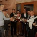 (FOTO) Pravaš Đuro Božanović iz Münchena ugostio Milanovića i Kotromanovića na Oktoberfestu u Gundincima (FOTO) Pravaš Đuro Božanović iz Münchena ugostio Milanovića i Kotromanovića na Oktoberfestu u Gundincima
