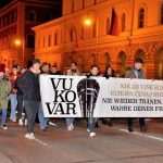 (FOTO) SJEĆANJE NA PAD GRADA VUKOVARA Više od četiri tisuće Hrvata i Nijemaca u Münchenu u mimohodu za hrvatski Vukovar (FOTO) SJEĆANJE NA PAD GRADA VUKOVARA Više od četiri tisuće Hrvata i Nijemaca u Münchenu u mimohodu za hrvatski Vukovar