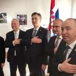 (FOTO) Premijer Plenković s potpredsjednicima Vlade u Münchenu - nakon sastanka u konzulatu svi bili na nedjeljnoj sv. misi u crkvi Sv. Michaela (FOTO) Premijer Plenković s potpredsjednicima Vlade u Münchenu - nakon sastanka u konzulatu svi bili na nedjeljnoj sv. misi u crkvi Sv. Michaela