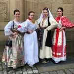 (FOTO) LUDWIGSBURG: Mlade Hrvatice odjevene u narodne nošnje domovine primile sakramenat Svete Potvrde (FOTO) LUDWIGSBURG: Mlade Hrvatice odjevene u narodne nošnje domovine primile sakramenat Svete Potvrde