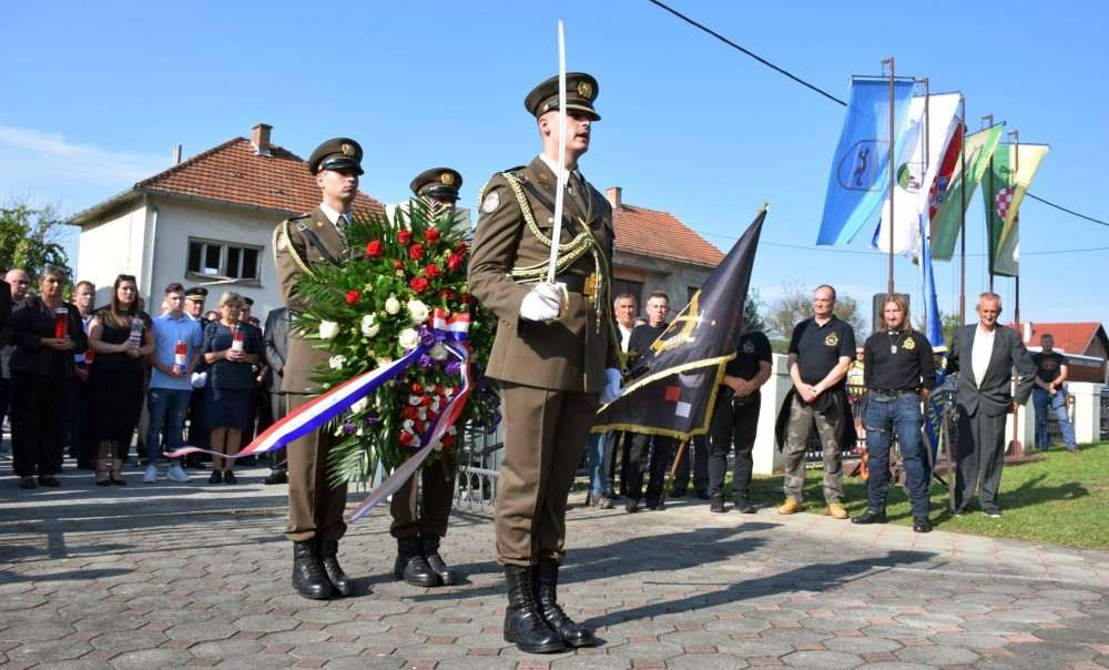 Obilježavanje obljetnice masakra 20 hrvatskih branitelja u selu Kusonje kod Pakraca, koji su 8. rujna 1991. upali u zasjedu srpskih paravojnih postrojba i mučkii ubijeni (ILUSTRACIJA) / Foto: Hina