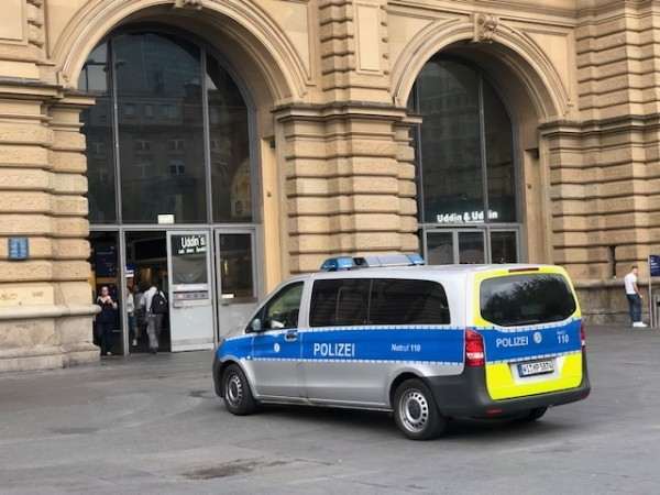 Policija je jakim snagama opkolila Glavni kolodvor u Frankfurtu (ILUSTRACIJA) / Foto: Fenix (SIM)