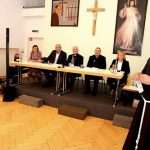 (FOTO) STUTTGART: Mnogim Hrvatima potekle suze na promociji knjige "Ne dam te od sebe" koju je uz autora predstavio biskup Franjo Komarica (FOTO) STUTTGART: Mnogim Hrvatima potekle suze na promociji knjige "Ne dam te od sebe" koju je uz autora predstavio biskup Franjo Komarica