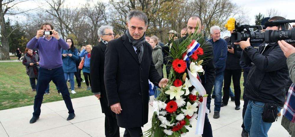 Milorad Pupovac prošle godine sa vijencem u Vukovaru (ILUSTRACIJA) / Foto: Hina