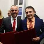 (FOTO) Hrvatska predsjednica u Mainzu uručila povelje predstavnicima hrvatskih udruga i klubova iz Njemačke - evo dobitnika (FOTO) Hrvatska predsjednica u Mainzu uručila povelje predstavnicima hrvatskih udruga i klubova iz Njemačke - evo dobitnika